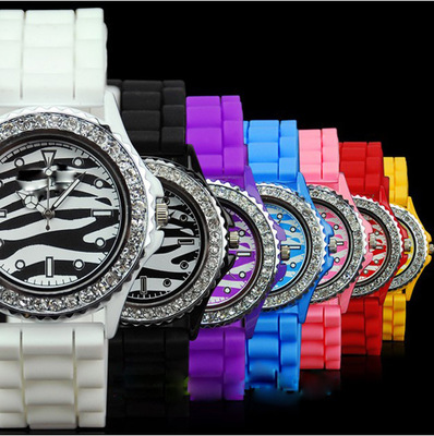 璀璨新潮，時(shí)尚個(gè)性 深圳市泰時(shí)瑞鐘表直銷(xiāo)炫彩鑲石合金硅膠女表